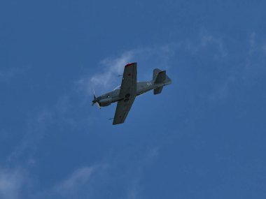 Hava gösterisinde Yak piston uçaklarının pilot performansları
