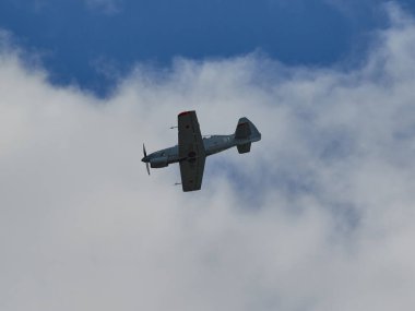 Hava gösterisinde Yak piston uçaklarının pilot performansları