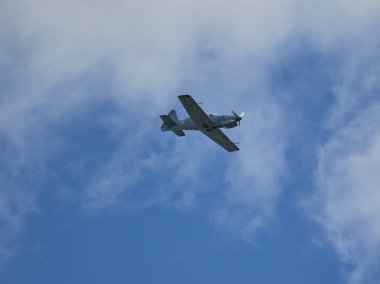 Hava gösterisinde Yak piston uçaklarının pilot performansları