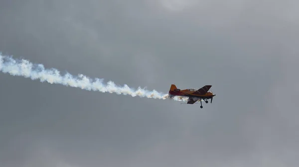 航空ショーでヤクのピストン航空機のパイロット公演 — ストック写真