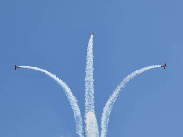 Pilotenvorführungen Von Yak Kolbenflugzeugen Auf Der Luftfahrtschau — Stockfoto
