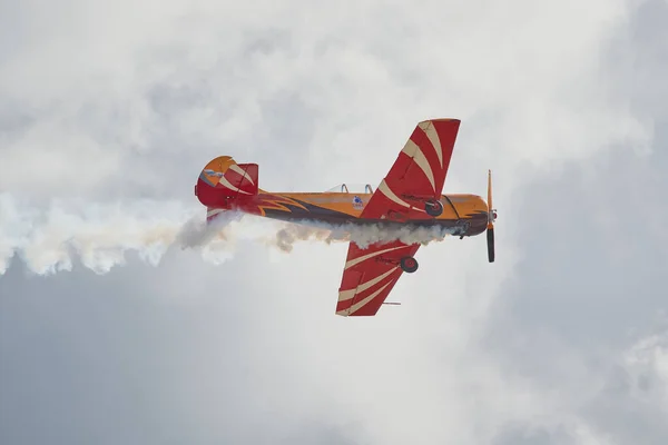 航空ショーでヤクのピストン航空機のパイロット公演 — ストック写真