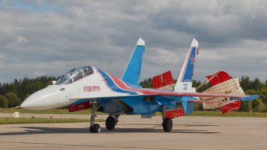 Hava gösterisinde jet uçağı Su-35 'in inişi.