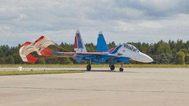 Hava gösterisinde jet uçağı Su-35 'in inişi.
