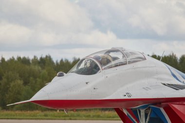 Hava gösterisinde jet uçağı MiG-29 'un inişi.