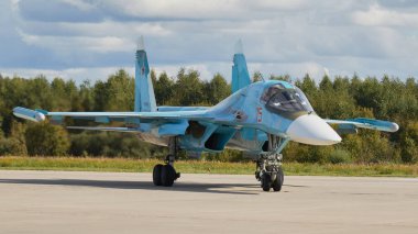 Uçak jeti uçağı Su-34 hava gösterisine iniyor.