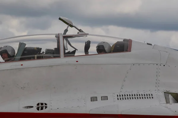 Landung Von Flugzeugen Des Düsenflugzeugs Mig Auf Der Luftfahrtschau — Stockfoto