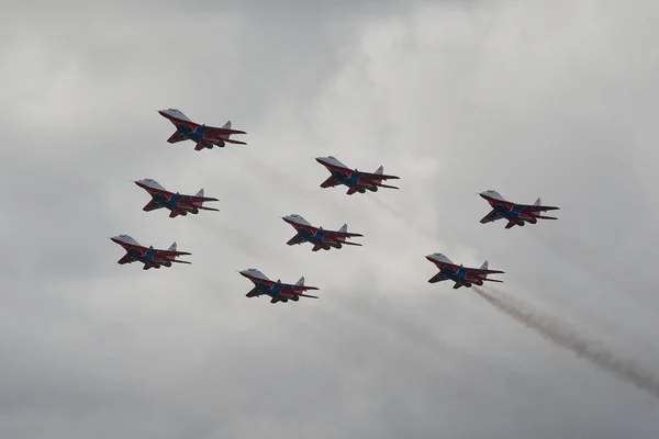 Aerobatiek Van Russian Knights Swifts — Stockfoto