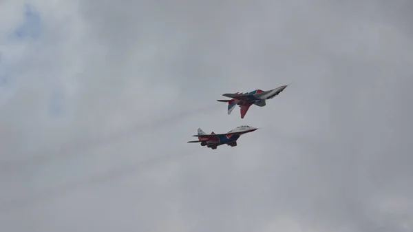 Aérobic Russian Knights Swifts — Photo