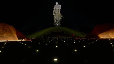  Geceleri Sovyet askerinin anısına yapılan Rzhev anıtı                   