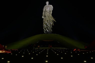  Geceleri Sovyet askerinin anısına yapılan Rzhev anıtı                   