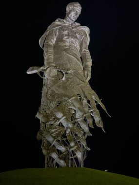  Geceleri Sovyet askerinin anısına yapılan Rzhev anıtı                   