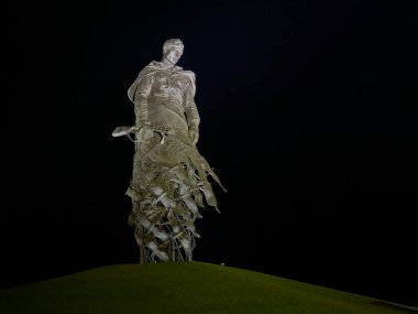  Geceleri Sovyet askerinin anısına yapılan Rzhev anıtı                   