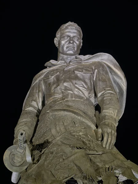  Geceleri Sovyet askerinin anısına yapılan Rzhev anıtı                   