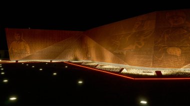  Geceleri Sovyet askerinin anısına yapılan Rzhev anıtı                   