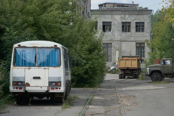Rusya 'daki eski fabrika kapısı
