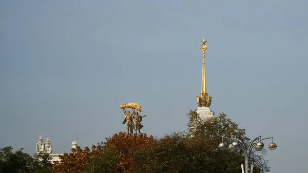 青い空に対するVdnkh の黄金の尖塔 — ストック写真