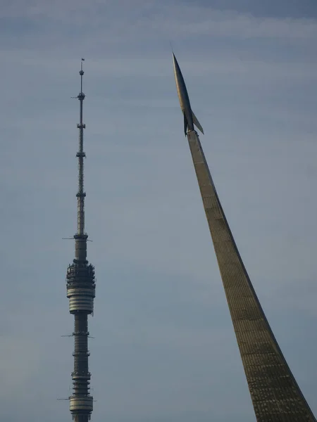 奥斯坦基诺电视塔的尖顶和太空征服者的石碑 — 图库照片