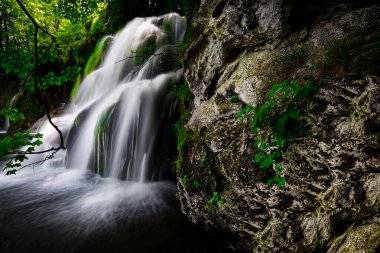 Plitvice Ulusal Parkı 'ndaki şelalenin uzun pozlama fotoğrafı