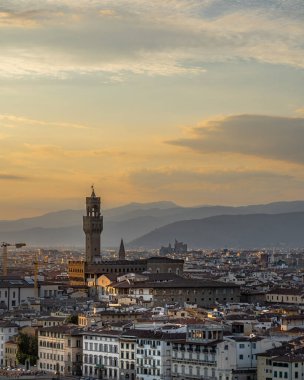 Floransa şehir silueti gün batımında Kule ve arka planda dağlarla