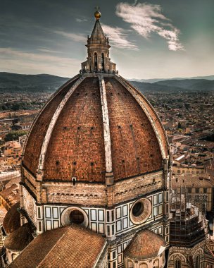 Giotto Kulesi 'nden Florence Duomo' nun arka planı ve manzarası ufukta görünüyor.