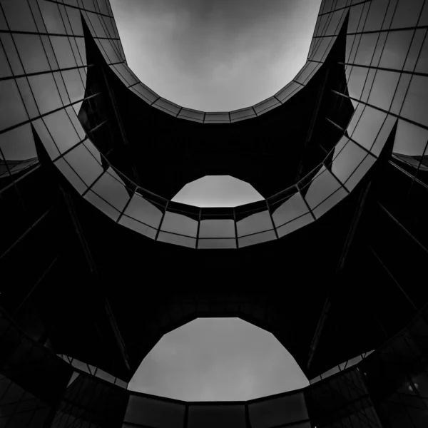 Architecture Moderne Ville Verre Noir Blanc Avec Ciel Sombre — Photo