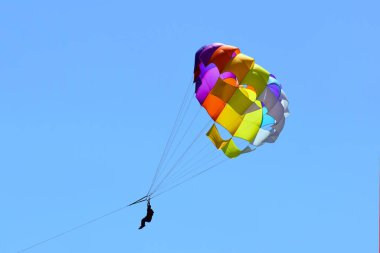 Mavi gökyüzünde paragliding