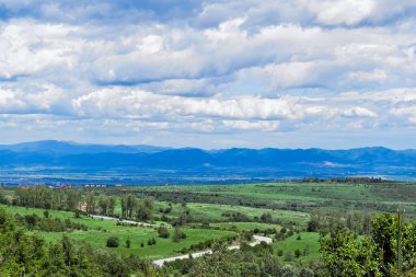 Yeşil tarlaları ve dağları olan manzara