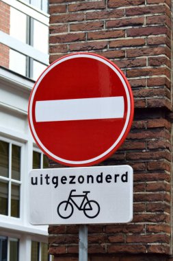 Hollanda yol işareti: Bisikletler hariç girmeyin