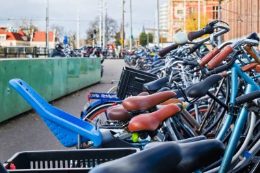 Park halindeki bisikletlerin sırası, Amsterdam, Hollanda