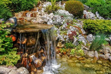 Küçük yapay şelale insan yapımı tropik bahçe