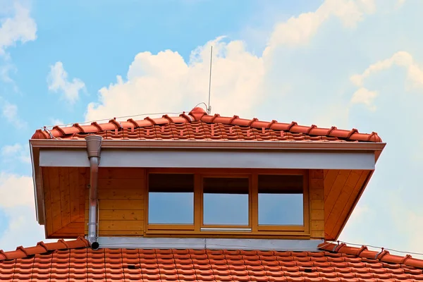 Exterior Detail New Wooden House Attic Red Roof Tiles Aluminium — Stock Photo, Image