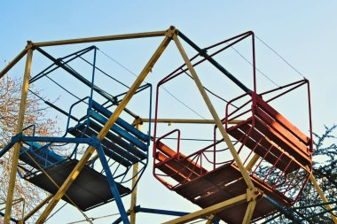 Eski terk edilmiş dönme dolap parçası.