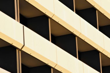 Modern minimalist bina cephesinin mimari parçası, beyaz metal kaplamalı balkonlar