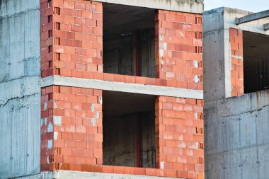 Bina yapım aşamasında, kırmızı tuğlalar ve beton döşemeler