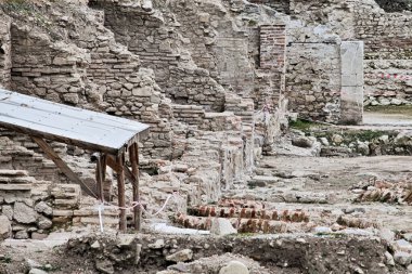 Bulgaristan 'ın Rupite bölgesindeki Heraclea Sintica antik kasabasının arkeoloji sahasındaki taş duvarlar