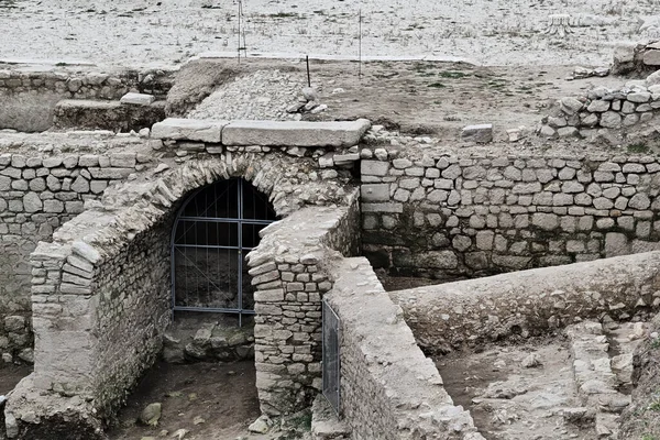 Roma hamamına giriş. Bulgaristan 'ın Rupite bölgesindeki Heraclea Sintica antik kentinde arkeoloji sahası