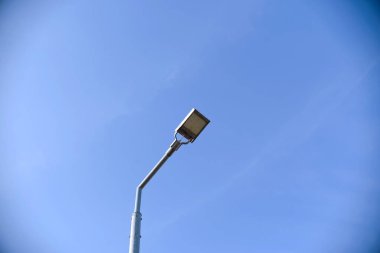 Mavi ışık arkaplanındaki LED sokak lambası