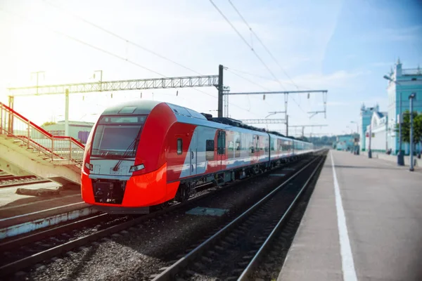 Platformdaki modern yüksek hızlı tren. Yolcu kırmızı tren istasyonda bekliyor..