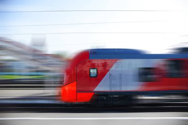 Modern bir yüksek hızlı tren platform boyunca hareket eder. Hareket Bulanıklığı