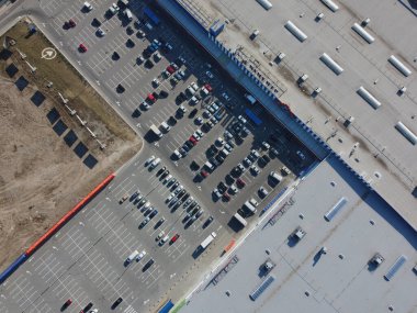 Vinnitsa, Ukrayna 'daki EpicentrK mağazasının yakınında park