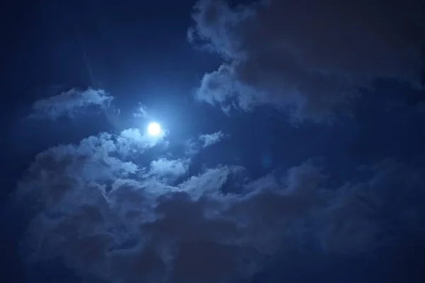 Belle Vue Nocturne Avec Lune Les Nuages Dans Ciel — Photo