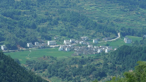 Hermosa Vista Del Campo China Con Pueblo Acostado Medio Las —  Fotos de Stock