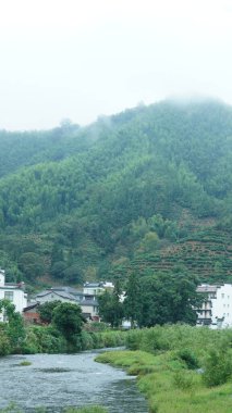 Dağlar ve vadi manzarası. Yazın nehrin aktığı yer.