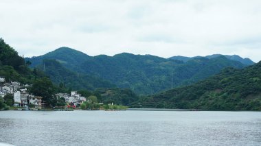 Dağlar ve vadi manzarası. Yazın nehrin aktığı yer.