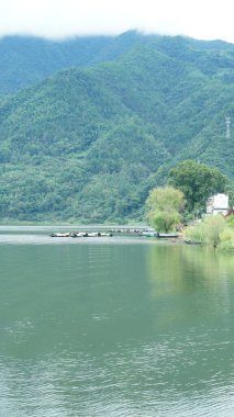 Dağlar ve vadi manzarası. Yazın nehrin aktığı yer.