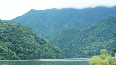 Dağlar ve vadi manzarası. Yazın nehrin aktığı yer.