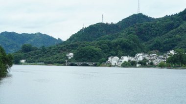 Dağlar ve vadi manzarası. Yazın nehrin aktığı yer.