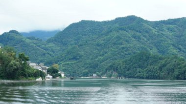 Dağlar ve vadi manzarası. Yazın nehrin aktığı yer.