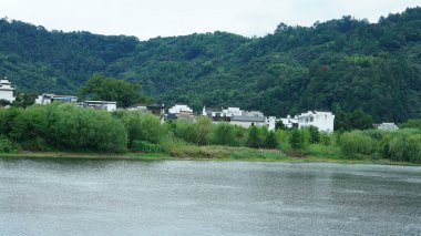 Dağlar ve vadi manzarası. Yazın nehrin aktığı yer.